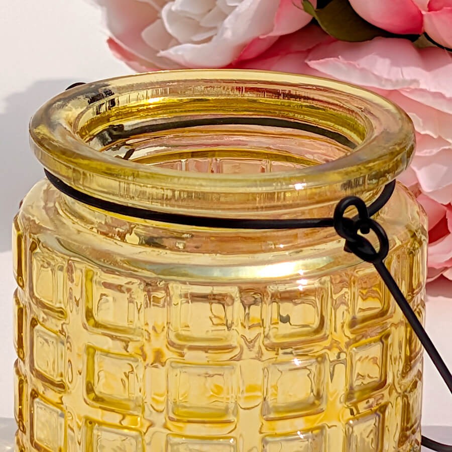 Gros plan sur la couleur jaune ambrée et lumineuse du verre gaufré.