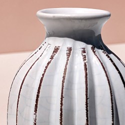 Vase plissé en céramique blanc H15  | Deco-Delight.com