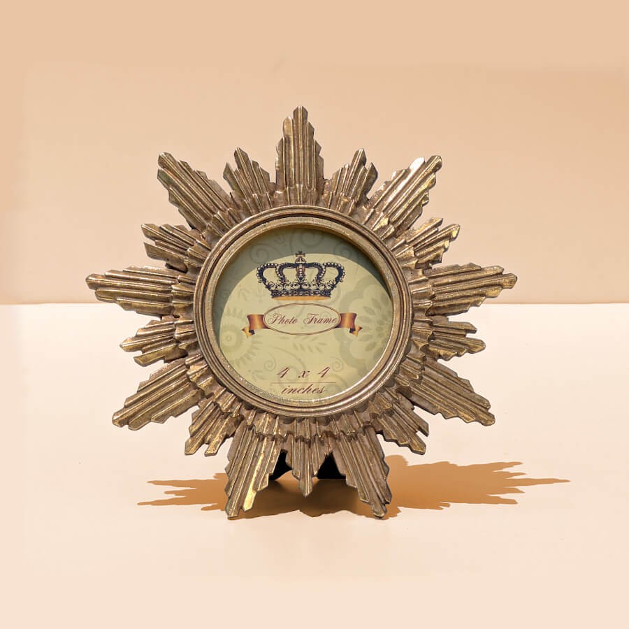 Présentation du cadre rond soleil doré de face sous une lumière tamisée.