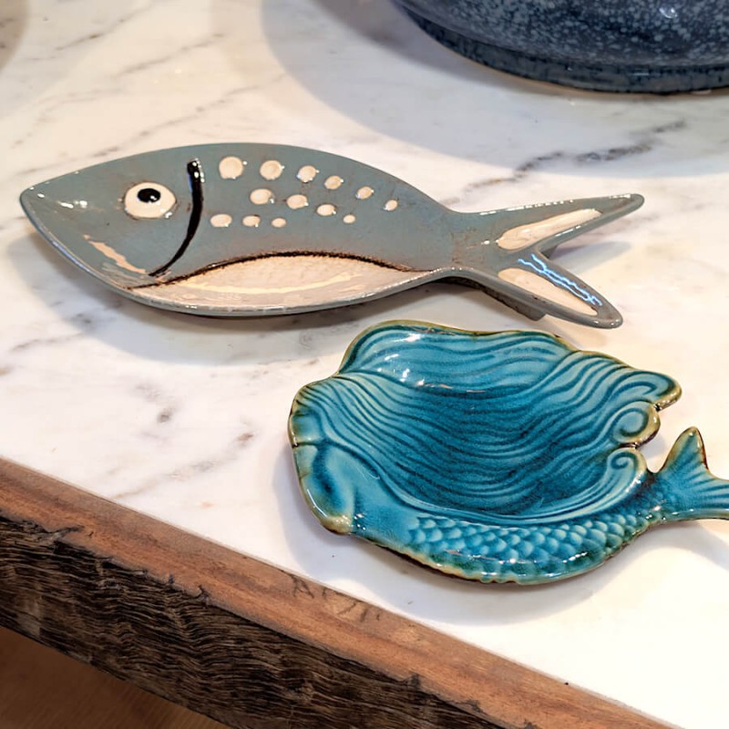 Plat poisson présenté à côté de notre coupelle en céramique émaillée turquoise Sirène.
