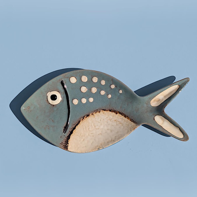 Vue du dessus du plat poisson en céramique montrant ses motifs à points.