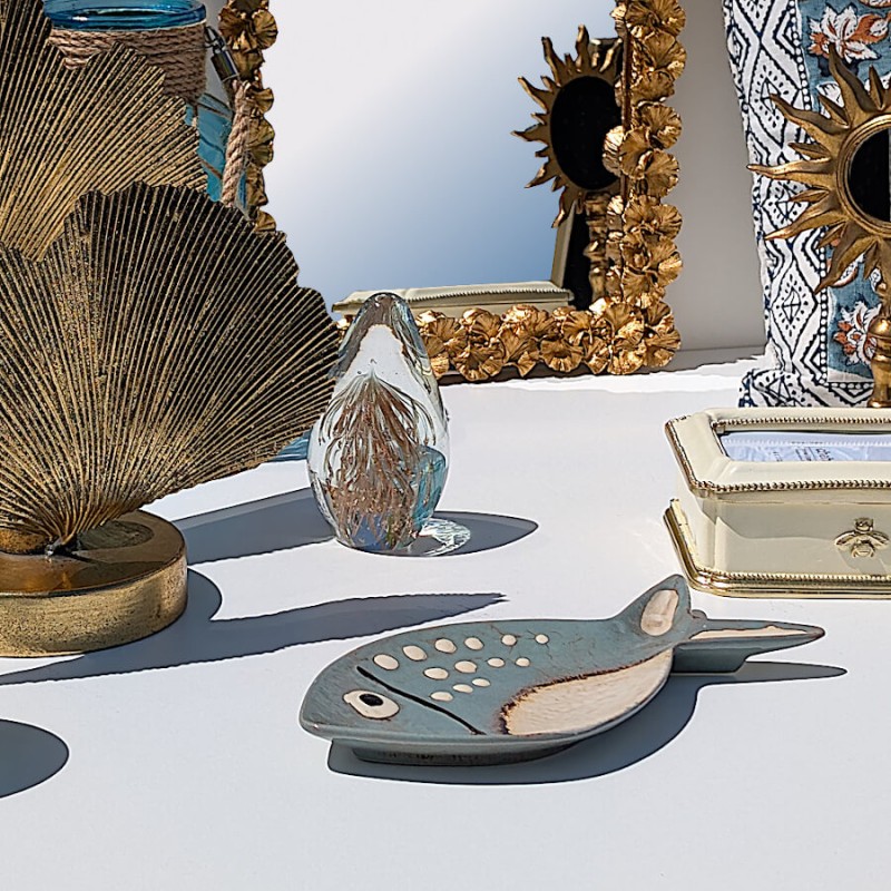 Scénographie déco avec le plat poisson, la lampe Gingko dorée et une boîte à bijoux.
