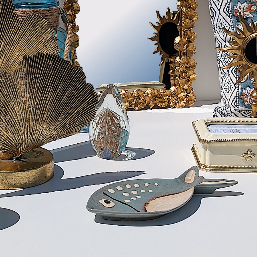 Scénographie déco avec le plat poisson, la lampe Gingko dorée et une boîte à bijoux.