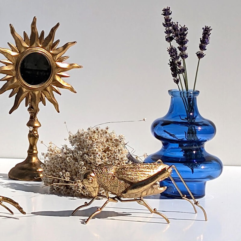 Sauterelle en résine dorée L23.5 cm | Deco-Delight.com