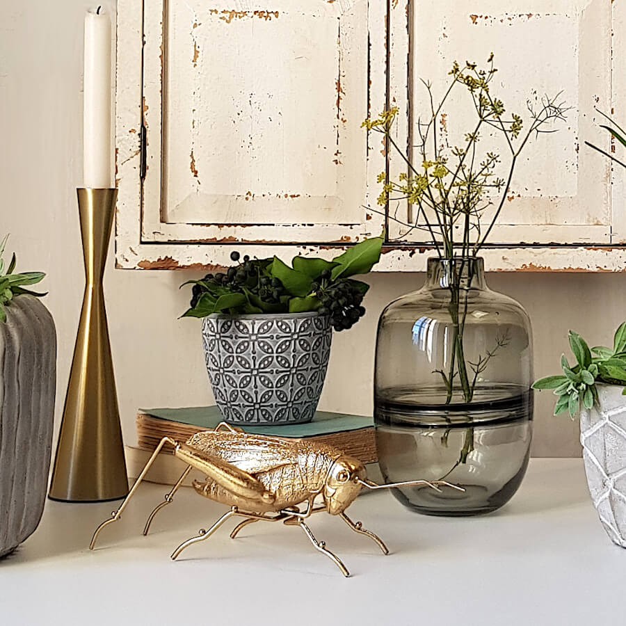 Sauterelle en résine dorée L23.5 cm | Deco-Delight.com