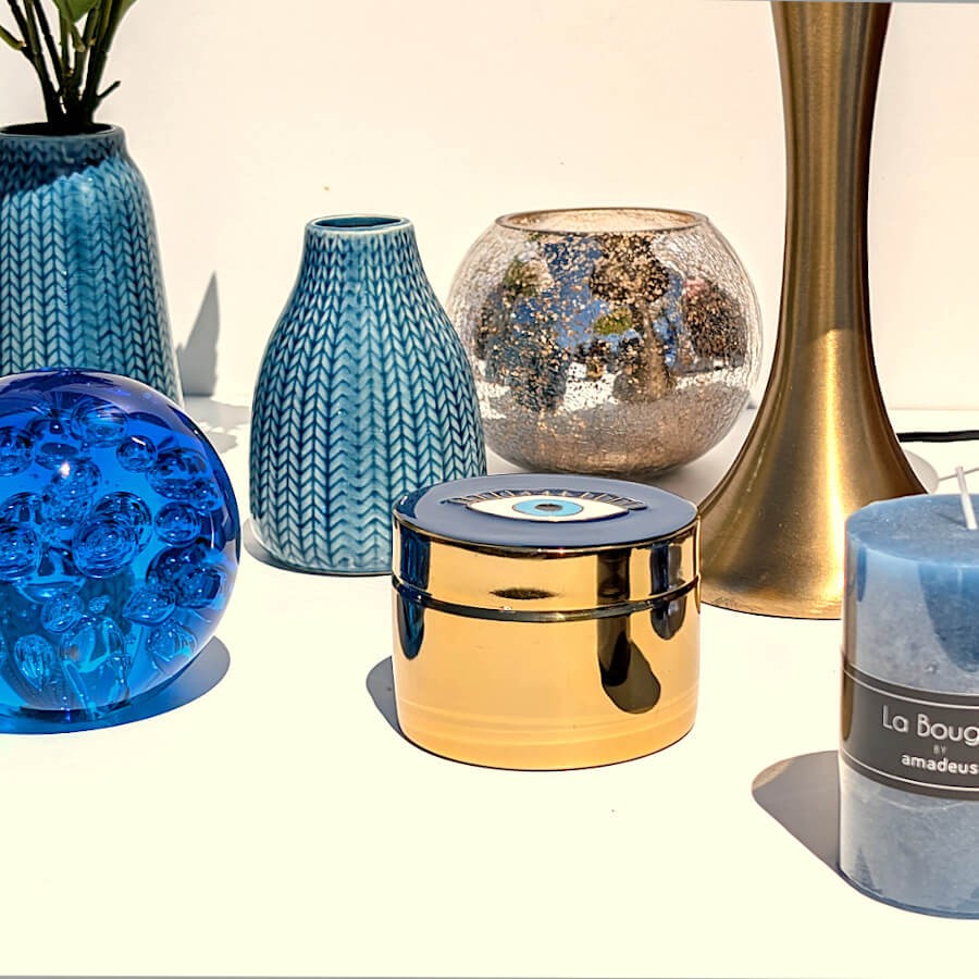 Ensemble déco aux nuances bleues et dorées avec presse-papier sulfure et boîte œil.