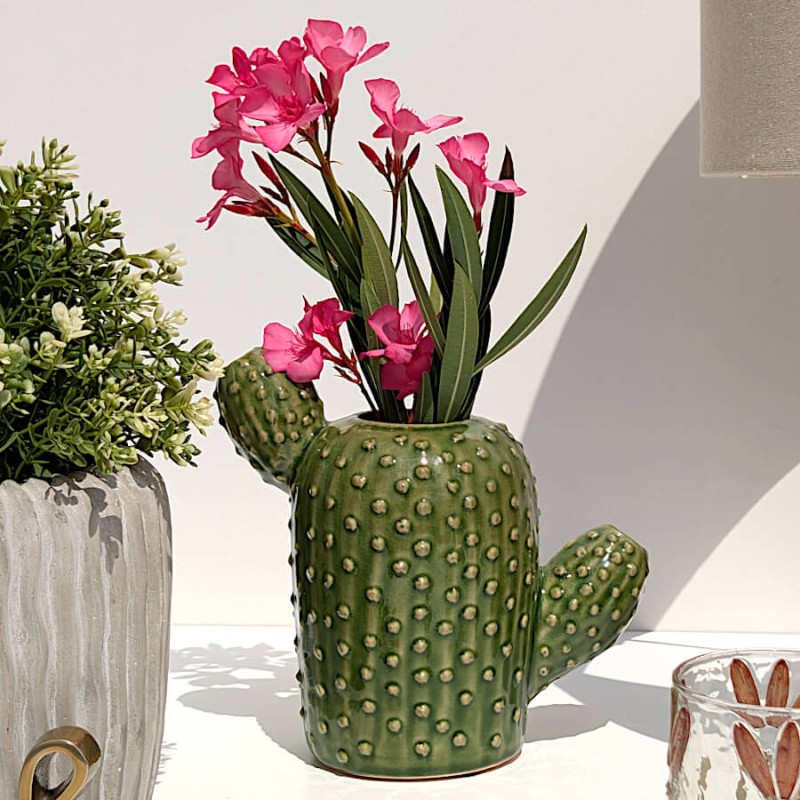 Scène avec le vase cactus en céramique, garni de fleurs de laurier-rose.
