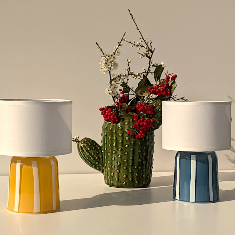 Scène décorative avec le vase cactus entre deux petites lampes de table nomades à LED Deco-Delight.