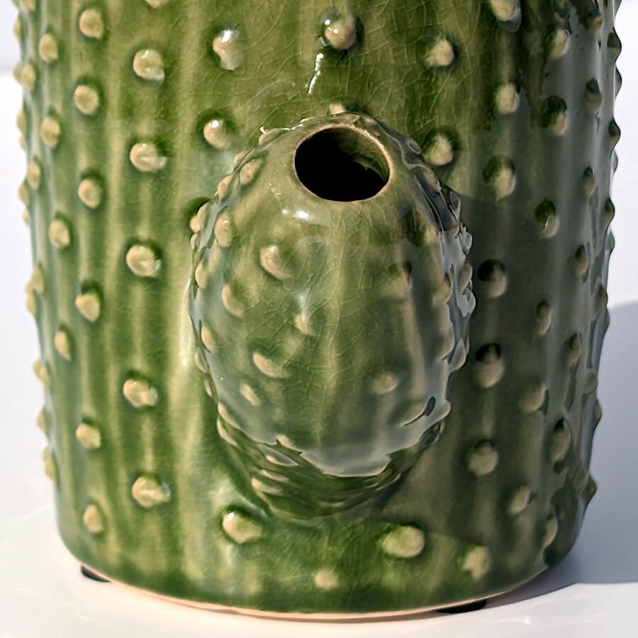 Focus sur l'ouverture secondaire située au bout du bras du vase cactus en céramique.