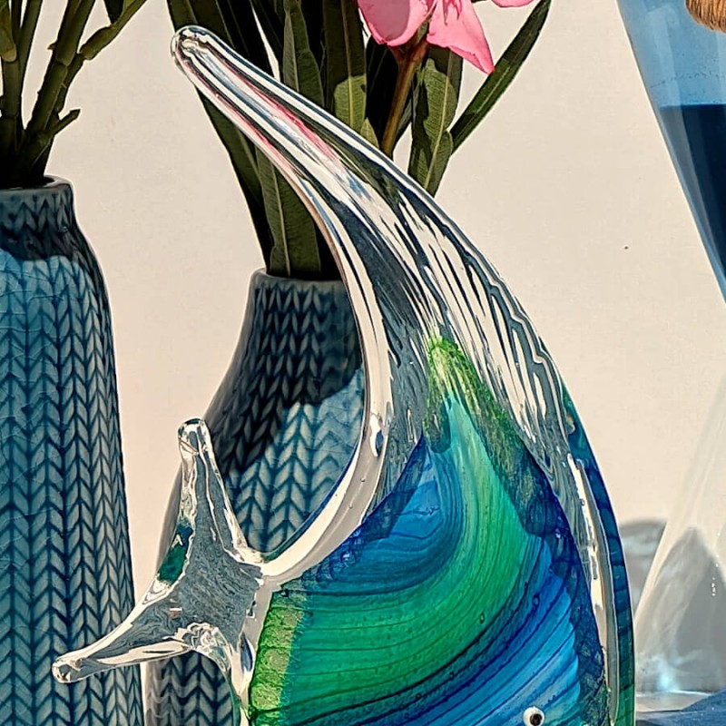 Zoom sur la nageoire supérieure et la tête du poisson en verre translucide.