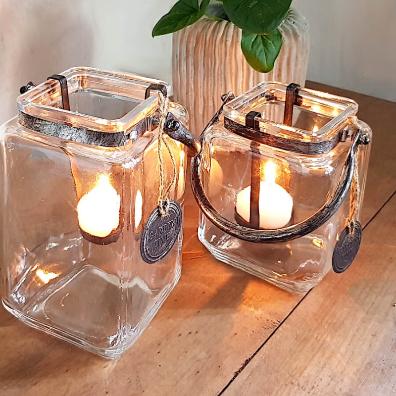 Duo de photophores en verre carré petit et grand modèle de la collection Deco Delight posés côte à côte.