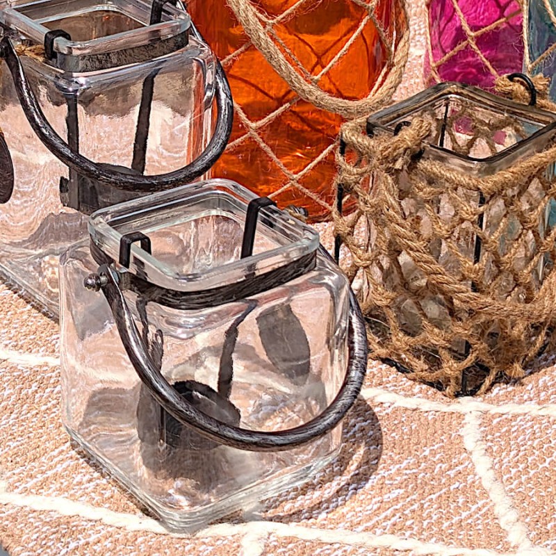Ensemble de photophores et lanternes de jardin pour une décoration de terrasse réussie.
