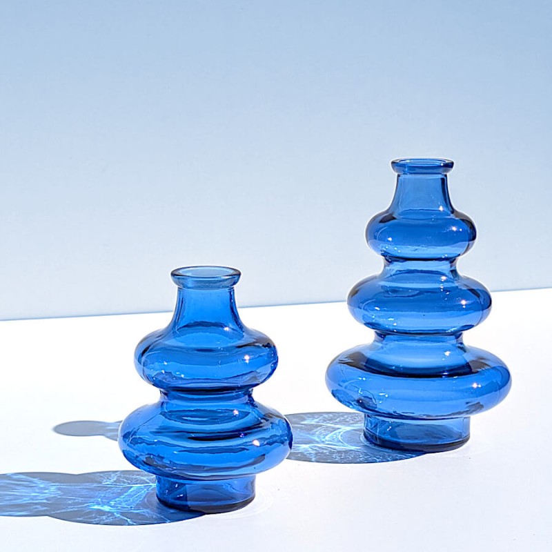 Duo de vases en verre bleu azur avec les modèles 2 boules et 3 boules côte à côte Deco Delight.