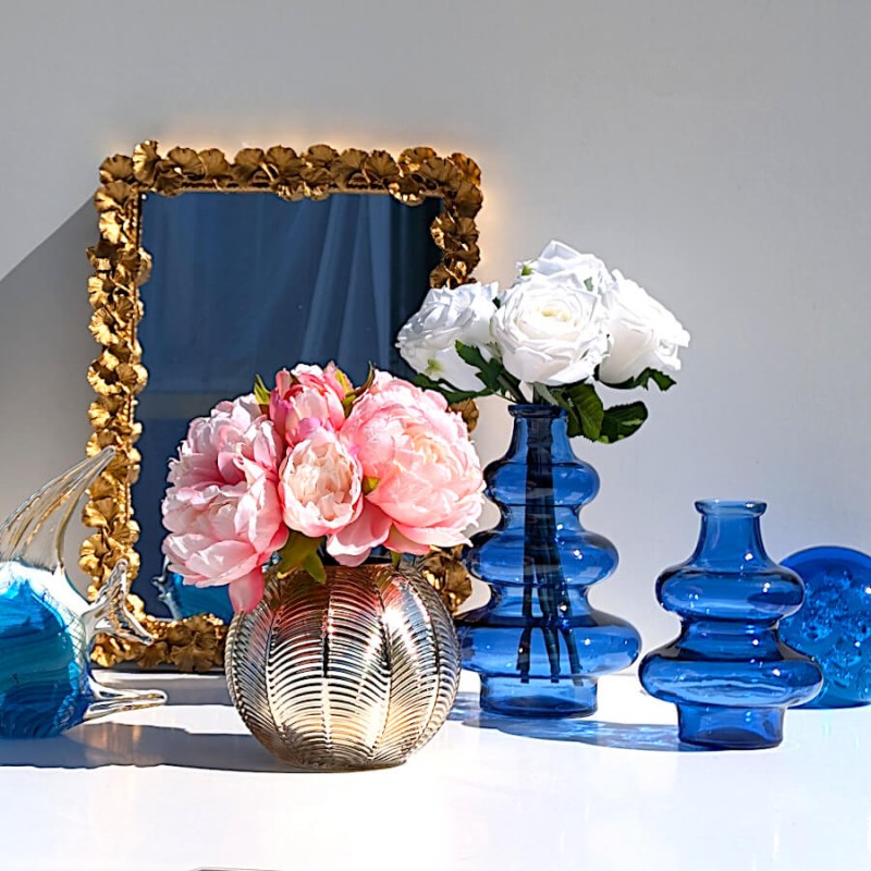 Ambiance chic associant le vase bleu, des pivoines roses et le miroir doré Gingko Deco-Delight.