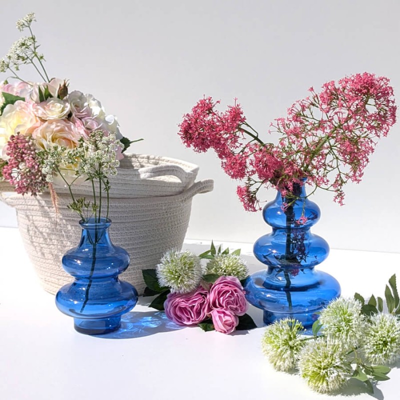 Présentation du petit vase bleu 2 boules et du grand vase 3 boules fleuris de la sélection Deco Delight.