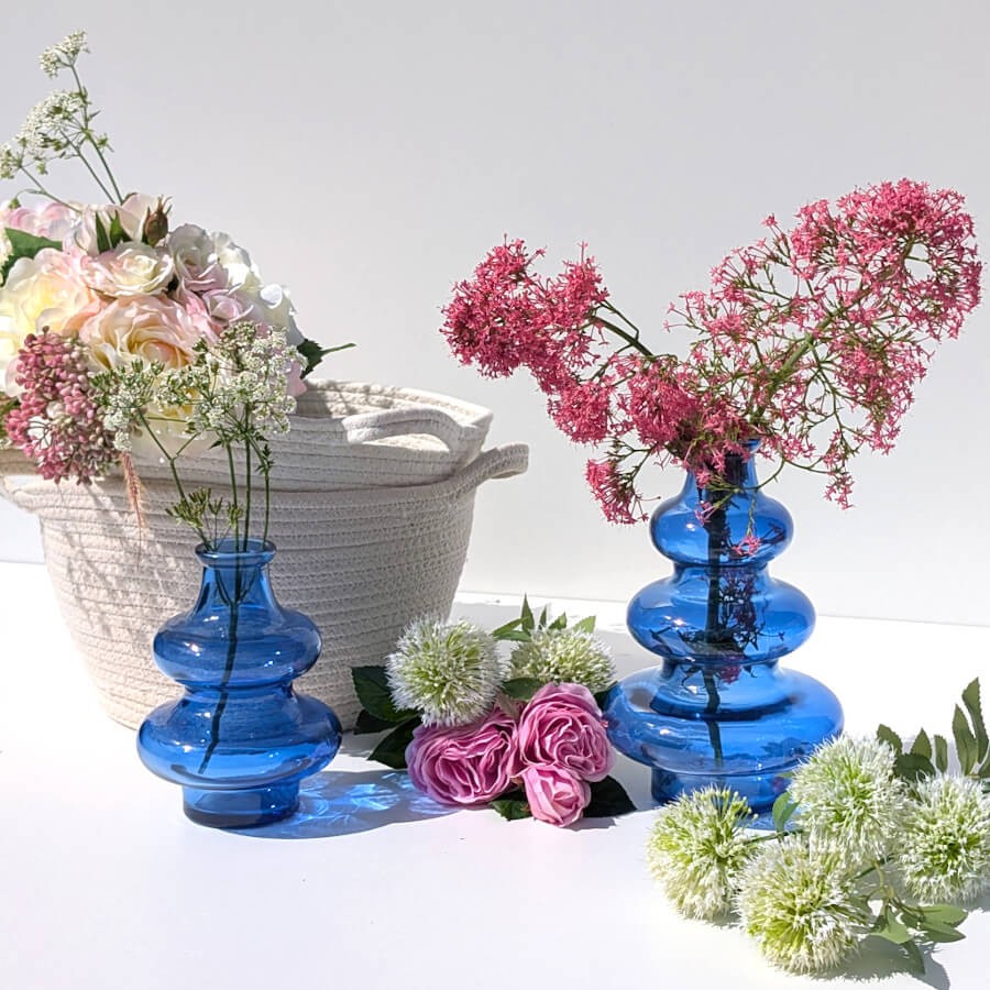 Présentation du petit vase bleu 2 boules et du grand vase 3 boules fleuris de la sélection Deco Delight.