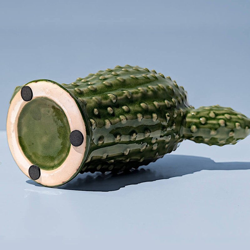 Vue de dessous du vase cactus couché montrant les patins de protection en mousse.