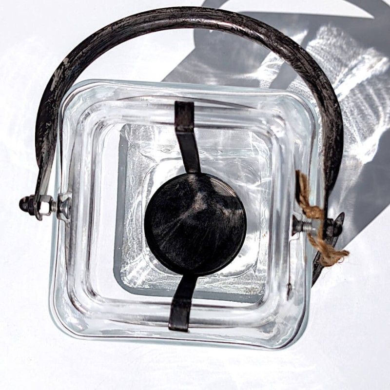 Vue du dessus de la lanterne carrée révélant le support métallique amovible pour bougie chauffe-plat.