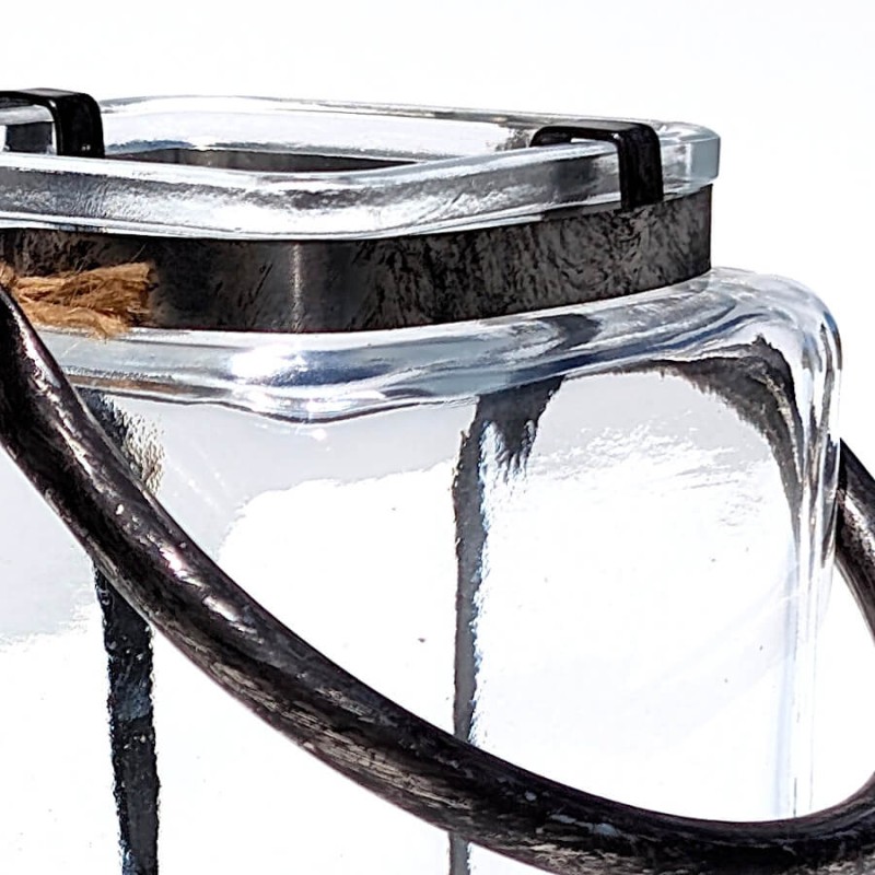 Zoom sur les finitions du verre épais et la cerclure en métal patiné de la lanterne.