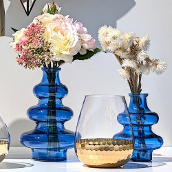 Composition déco avec vase 3 boules bleu et 2 boules fleuris et photophore en verre doré nid d'abeille.
