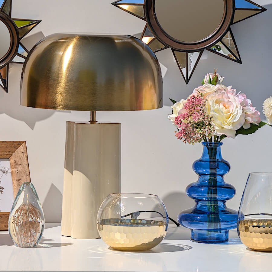 Ensemble chaleureux avec vase bleu cobalt, lampe dorée et photophore boule doré craquelé.