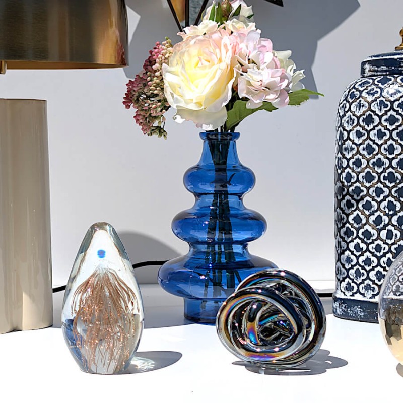 Composition avec lampe champignon dorée, presse-papiers et vase en verre bleu 3 boules fleuri.