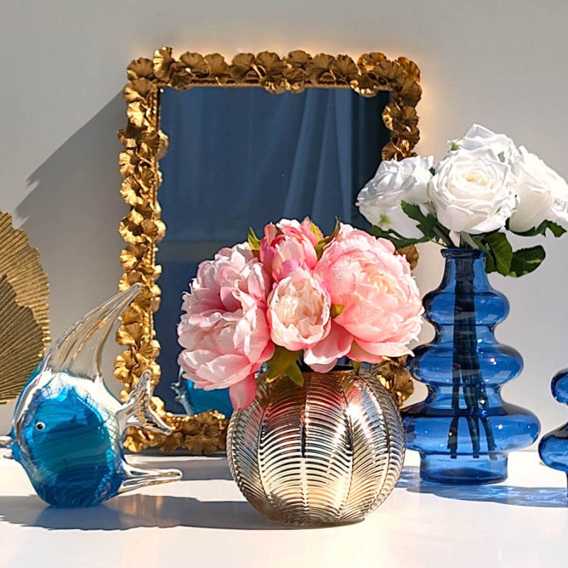 Ensemble chic avec miroir gingko doré, fleurs fuchsia et vase 3 boules bleu cobalt.