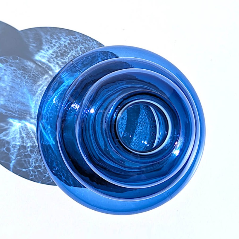 Vue plongeante du dessus montrant le col et la transparence du verre teinté bleu.