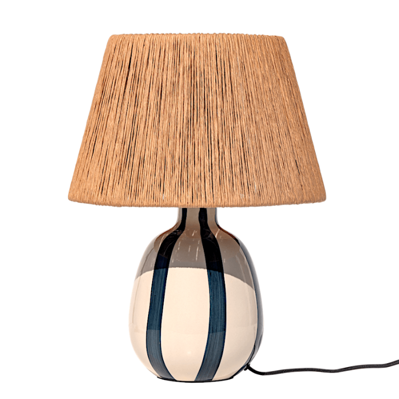 Lampe à poser Riviera en grès rayé bleu et blanc avec abat-jour en rafia H40 cm sur fond blanc Deco Delight.