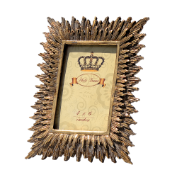 Cadre photo baroque rayonnant en résine dorée patinée 10x15 cm sur fond blanc Deco Delight.