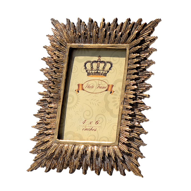 Cadre photo baroque rayonnant en résine dorée patinée 10x15 cm sur fond blanc Deco Delight.