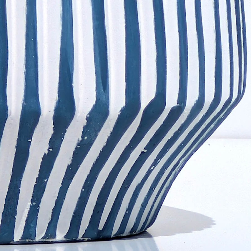 Zoom sur l'affinement de la base et la régularité des strie bleu capri du cache-pot.