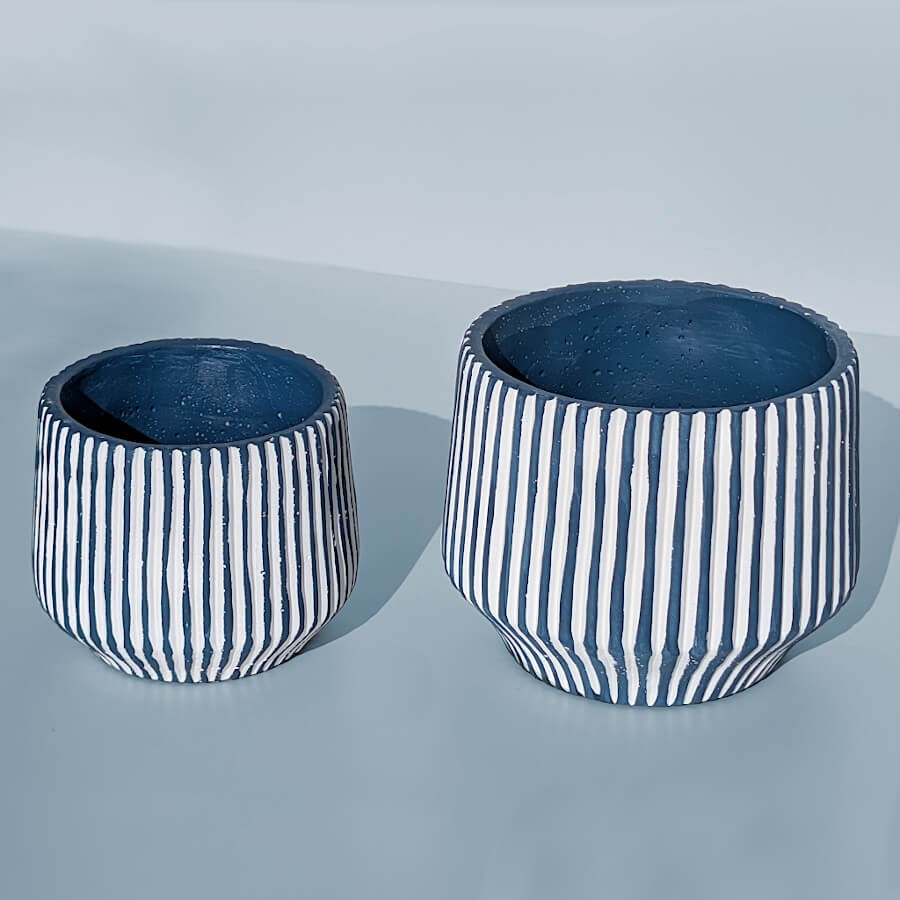 Présentation du duo de cache-pots cannelés à rayures bleu capri et blanc (petit et grand format).