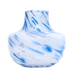 Vase en verre opalin marbré aux motifs tourbillonnants bleus et blancs sur fond neutre Deco Delight.