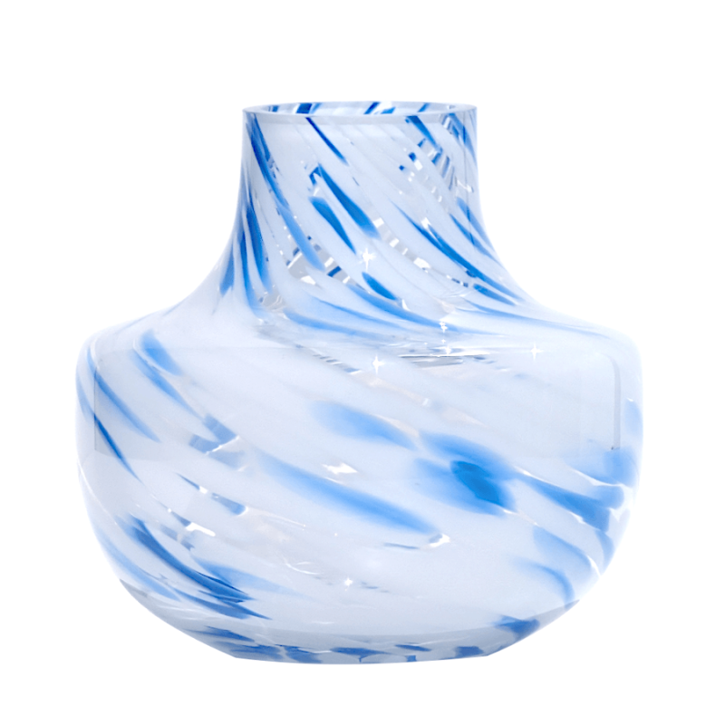 Vase en verre opalin marbré aux motifs tourbillonnants bleus et blancs sur fond neutre Deco Delight.