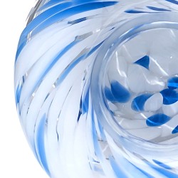 Vue du dessus montrant le mouvement circulaire et les volutes bleues dans le verre opalin.