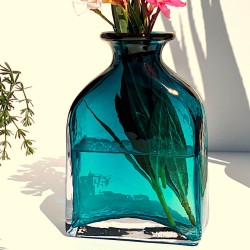 Vase flacon en verre bleu intense  | Deco-Delight.com