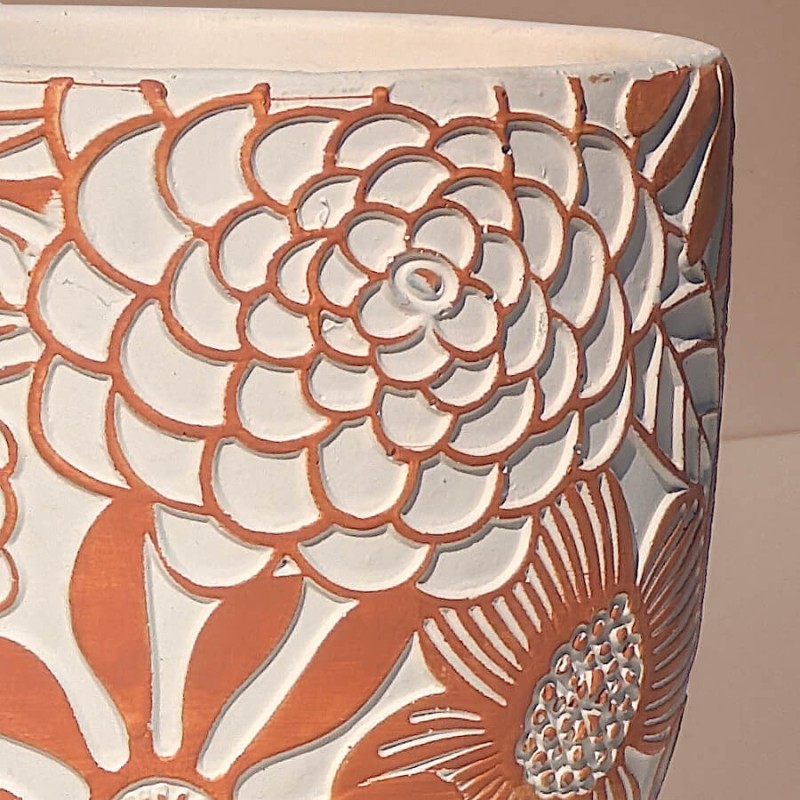 Zoom sur les textures du ciment gravé terracotta avec motif de chrysanthème style vintage.