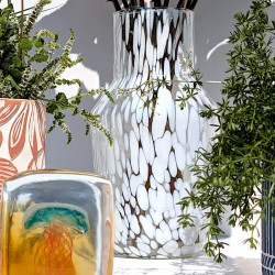 Ensemble décoratif avec le vase à confettis, un pot de fleur terracotta et un presse-papier coloré au soleil.