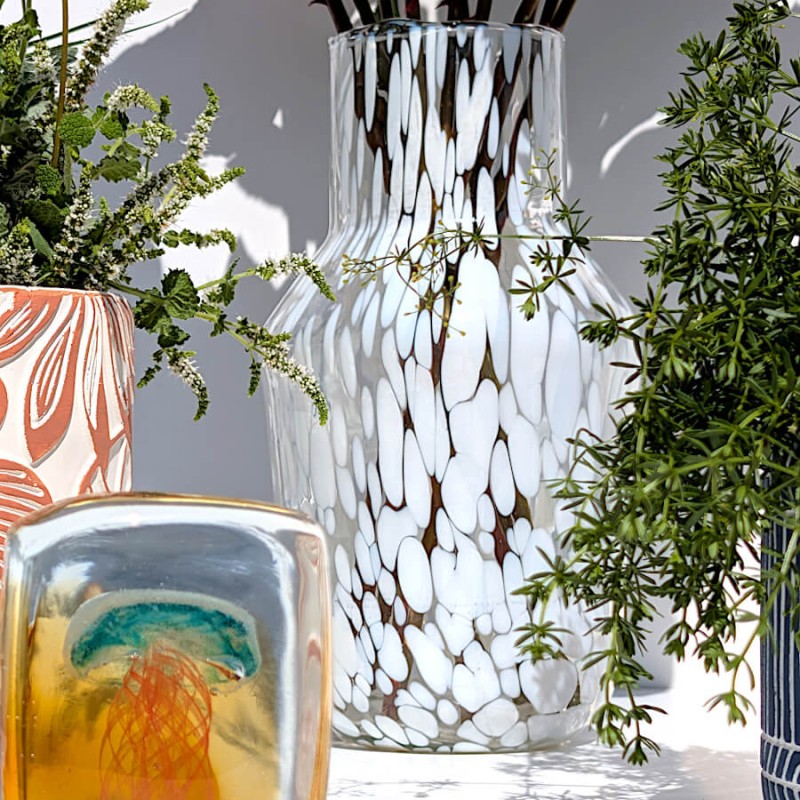 Ensemble décoratif avec le vase à confettis, un pot de fleur terracotta et un presse-papier coloré au soleil.