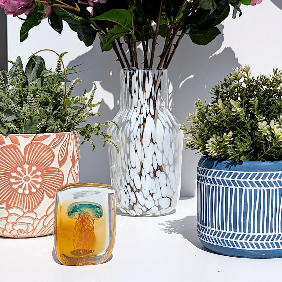 Mise en scène déco associant le vase à confettis avec des pots en céramique terracotta et bleu cannelé.