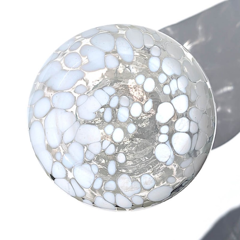 Vue rapprochée de la base circulaire du vase montrant le fond épais en verre translucide.