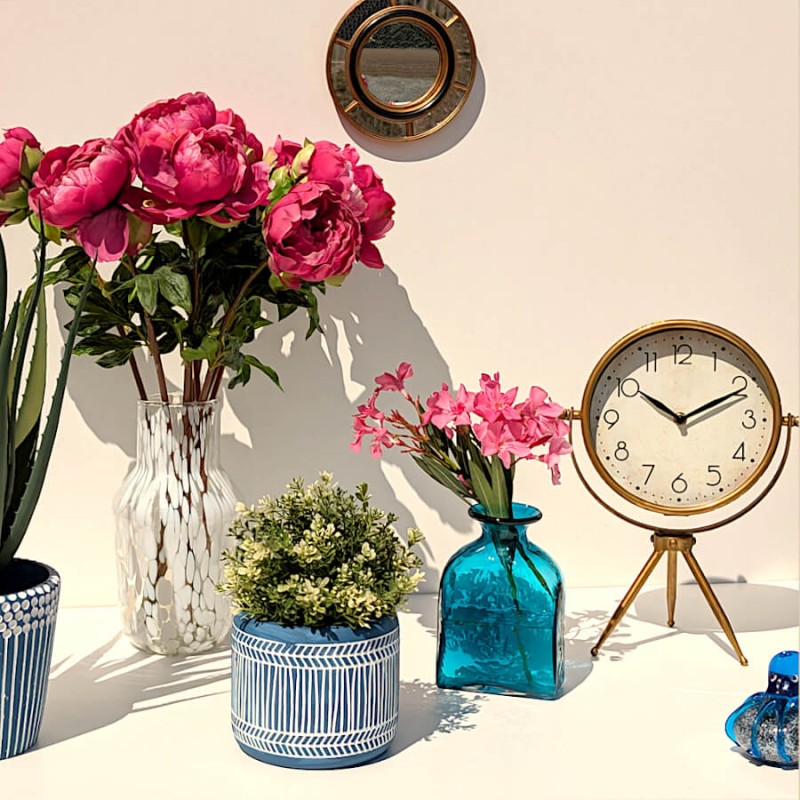 Mise en scène du vase en verre recyclé avec l'horloge à poser Lapérouse et des cache-pots Deco-Delight.