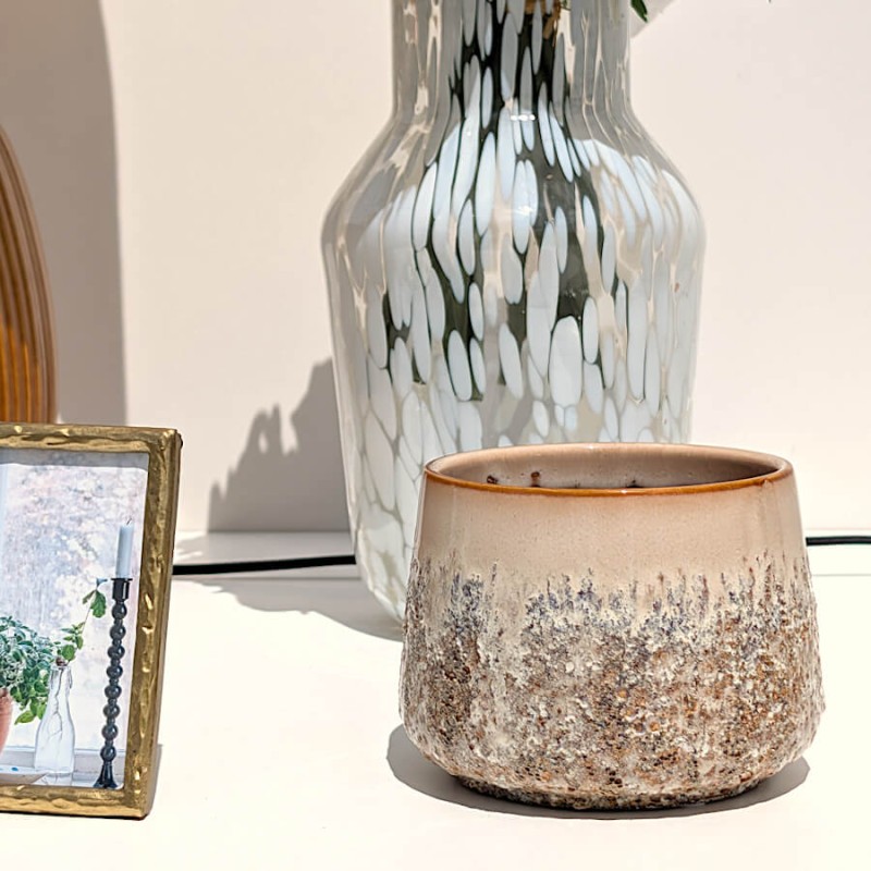 Vue d'ensemble déco avec le cache-pot beige, un grand vase tâches blanches, et notre cadre photo Inséparables.