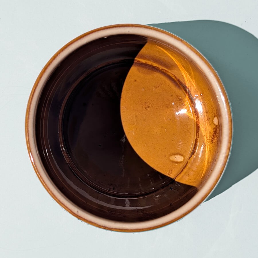 Vue du dessus montrant l'intérieur émaillé marron du petit cache-pot.