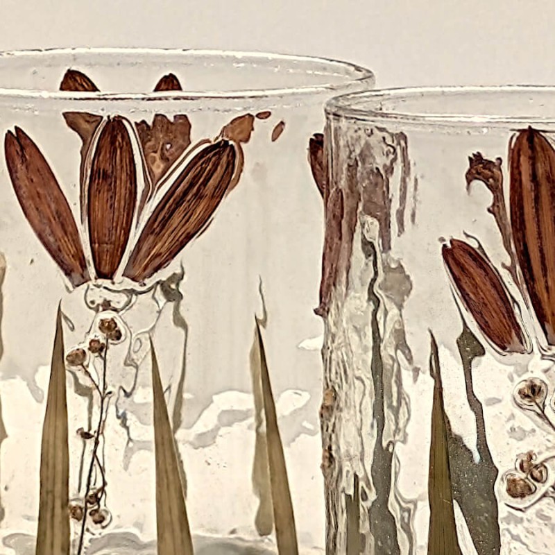 Gros plan sur la transparence du verre strié et le détail des feuilles d'automne incrustées.