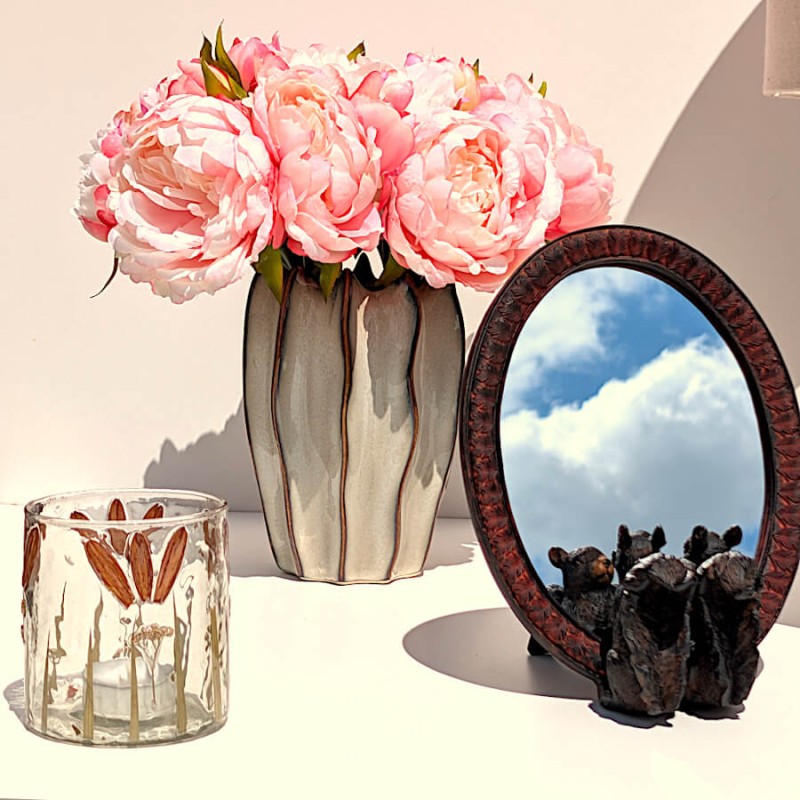 Composition automnale avec le photophore en verre, du miroir ovale Écureuils et un vase de pivoines.