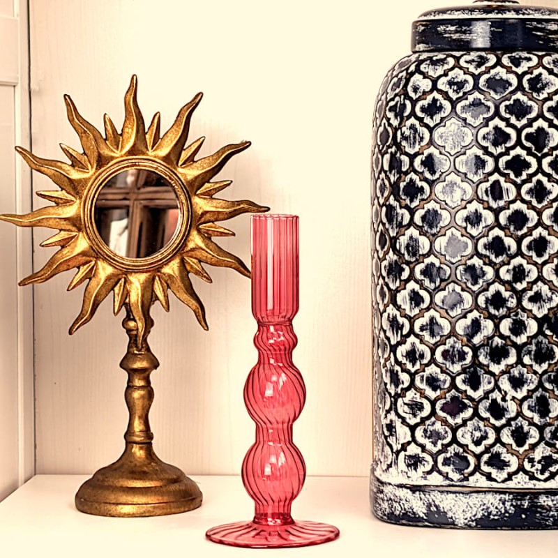 Composition déco avec le bougeoir rose framboise pepsy, un miroir soleil doré et un grand vase.